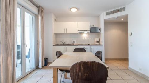 ห้องครัว, Vacanceole - Residence Le Crystal in กาญ-ซูร์-แมร์