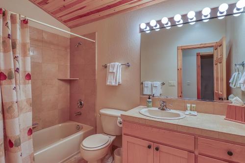 Inviting Comfortable Mountain Home - image 9