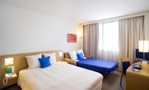 2 twin beds, 1 sofa bed