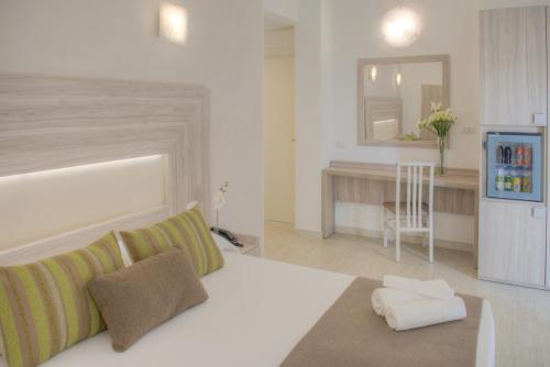 Deluxe Double or Twin Room with Balcony image 6