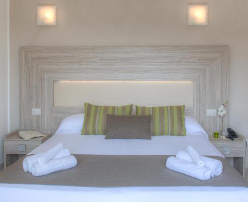 Deluxe Double or Twin Room with Balcony image 7