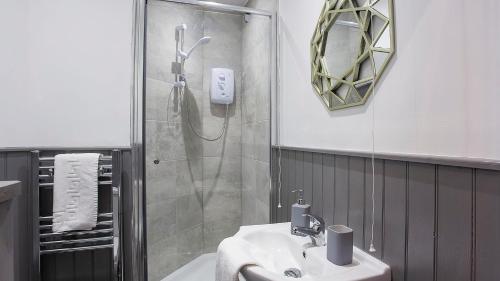 Stylish and most central 2 bed City Centre Apartment - image 5