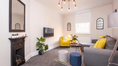 Stylish and most central 2 bed City Centre Apartment - image 2