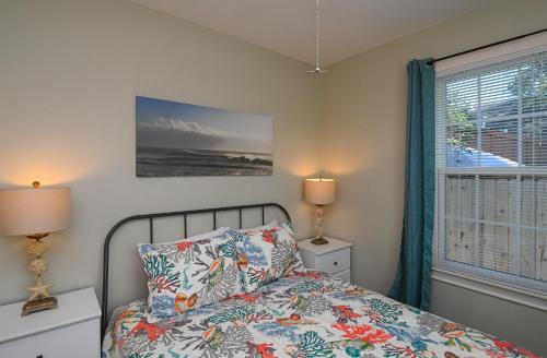 New Listing! Cute coastal home close to Moody Gardens & Schlitterbahn Park! - The Anchor House - image 4