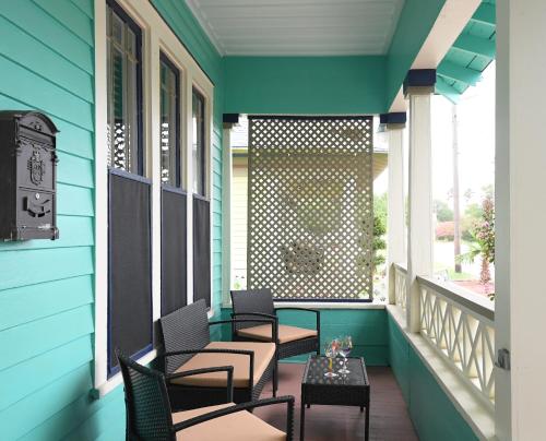 New Listing! Coastal Cottage 4 Blocks to Beach in Mid-Town Pet Friendly! - Costa Azul - image 4