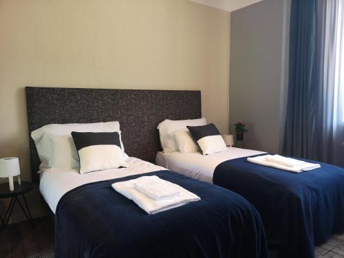 2 twin beds, 1 sofa bed