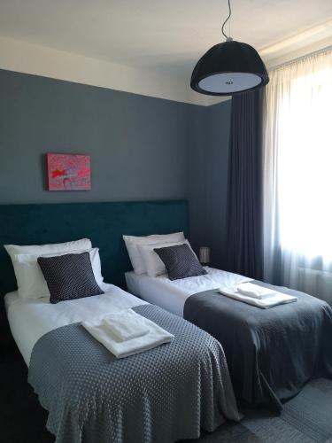 6 twin beds