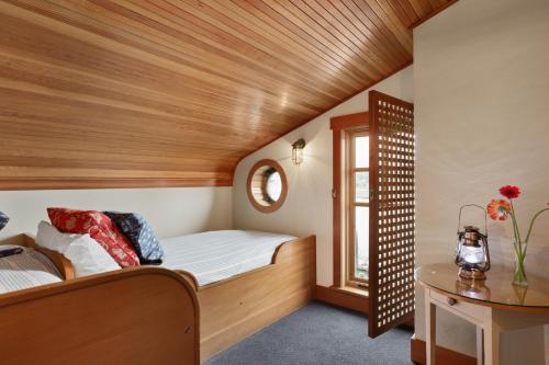 203664661 La Conner Channel Lodge