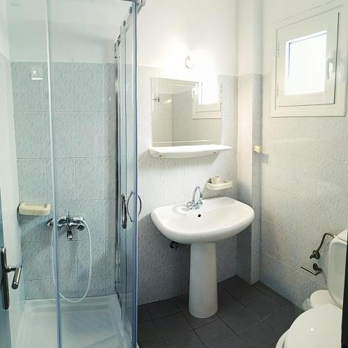 Shower, Sunset Apartments in Perdika