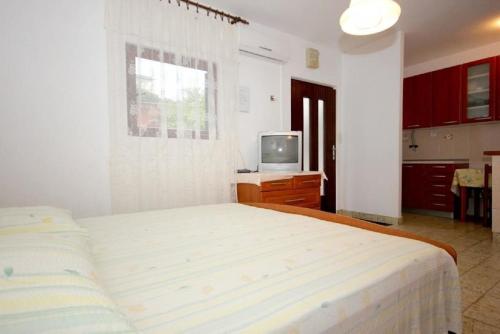 Apartments Tenara - close to sea - image 2