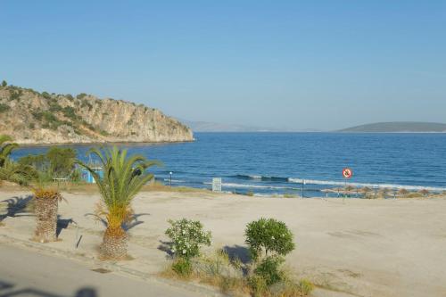  Mediterranean Sandy Beach Apartment, Pension in Tolo