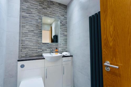 CITY CENTRE APARTMENT with Free Secure Underground Parking - image 10