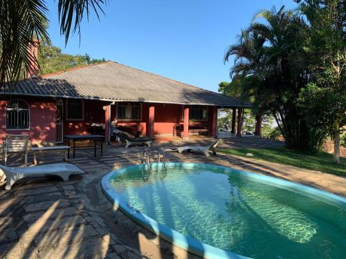 Casa na serra com cachoeira