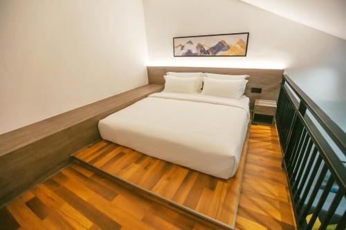 1 queen bed, 1 sofa bed