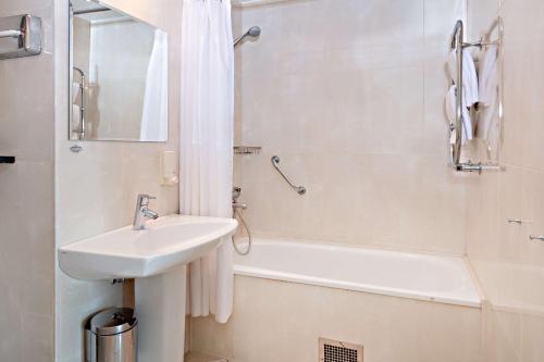 Standard Double Room image 3