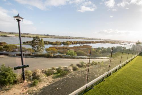 Entrance, ‘Serenity’ and sweeping Murray River views in Murray Bridge