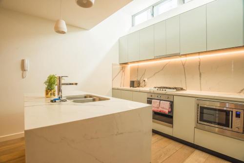 Luxurious Townhouse With Natural Light In Rosebery - image 2