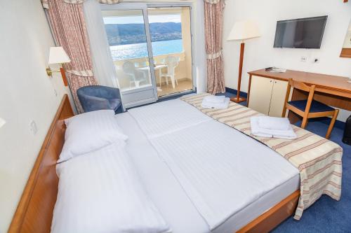 Superior Room with Balcony and Sea View