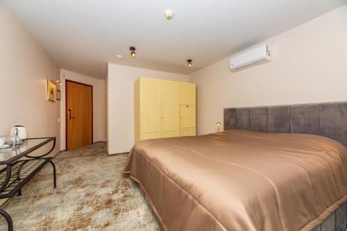 Standard Double Room image 7