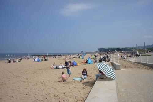 Flat 4 Second floor 2 bedroom apartment opposite the travel lodge colwyn bay