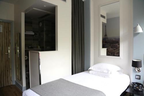 Small Single Room - Shower image 10