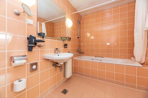 Superior Double Room with Balcony image 2