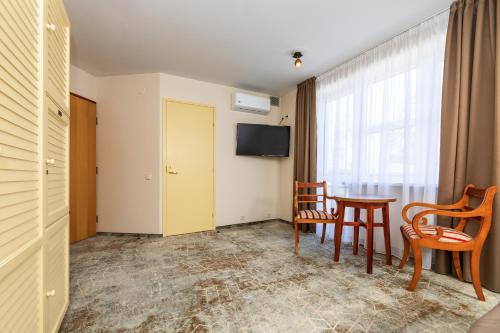 Superior Double Room with Balcony image 6