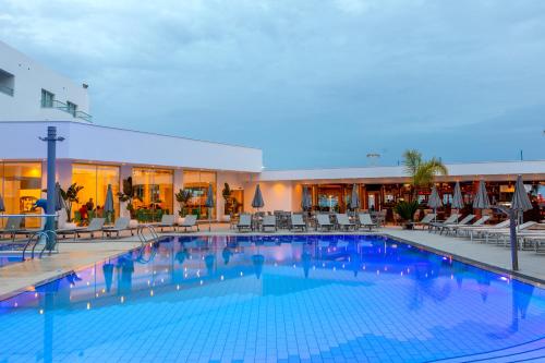 Photo Limanaki Beach Hotel & Suites