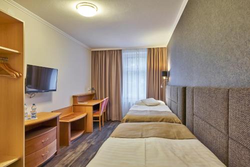 1 double bed, 2 twin beds
