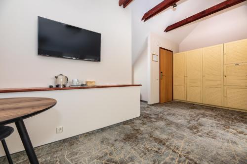 Superior Family Room image 7