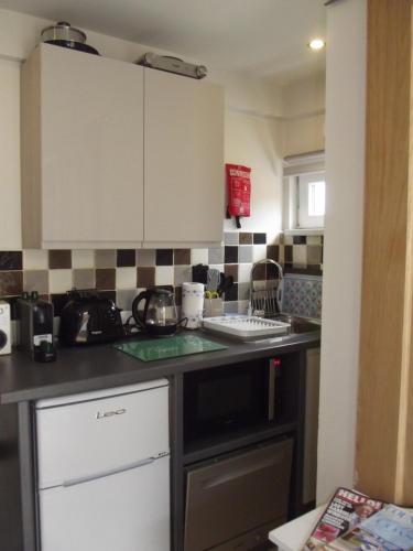 virtuve, Auntie Bett's - Cosy Double Bedded Ensuite Room with Mini Kitchen in Churchstow