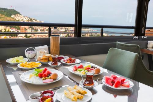 อาหารและเครื่องดื่ม, อัซรา สวีท โอเต็ล (Azra Suite Otel) in แทรปซอน