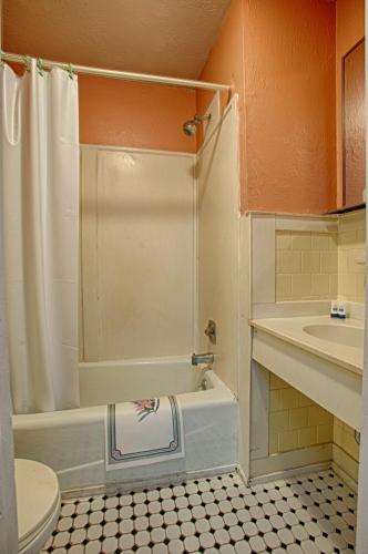 Economy Motel Inn and Suites Somers Point - 화장실