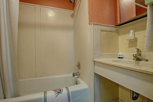 Economy Motel Inn and Suites Somers Point - 화장실