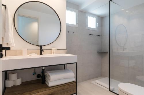 One-Bedroom Apartment image 5