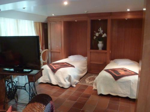 1 queen bed, 2 twin beds, 1 bunk bed