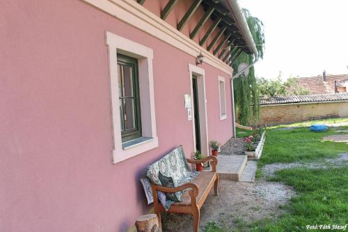 Két Kapu Udvarház (Ket Kapu Udvarhaz) in Szentlászló