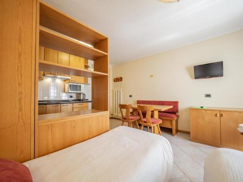 One-Bedroom Apartment image 10