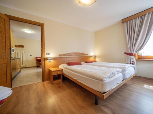One-Bedroom Apartment image 6