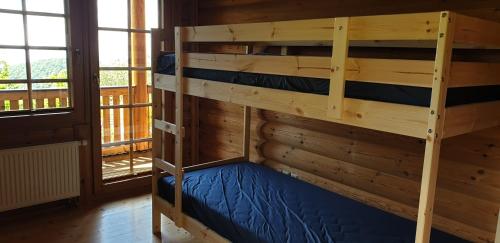 Cosy spacious wooden chalet Na hrib