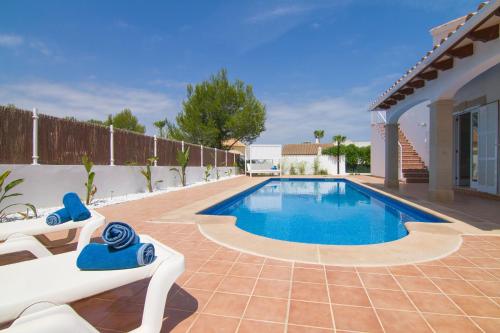  Lujosa villa junto al mar, Unterkunft in Son Serra de Marina