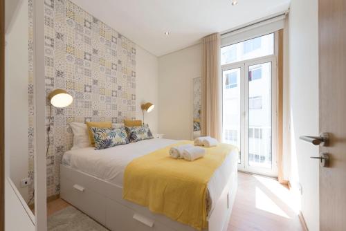  LovelyStay - Colorful Flat in Iconic Street w/ Balcony, Ferienwohnung in Porto