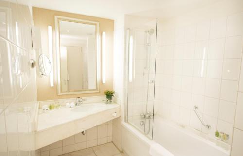 Deluxe Double or Twin Room image 2