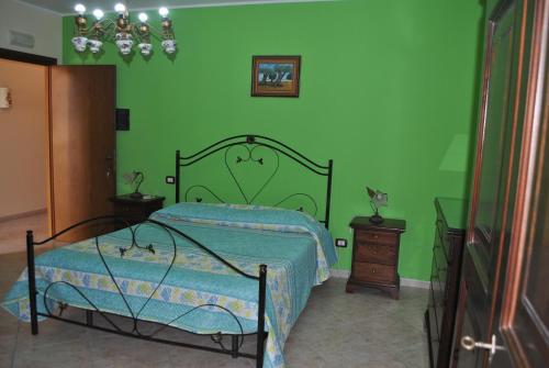 1 queen bed, 1 twin bed