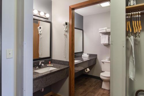 Boarders Inn & Suites by Cobblestone Hotels - Superior/Duluth - image 8