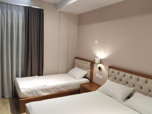 1 double bed, 1 twin bed