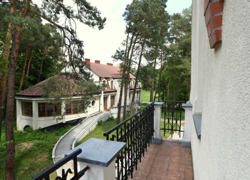 Балкон, Dobry Zakątek Dom Rekolekcyjny (Dobry Zakatek Dom Rekolekcyjny) in Констанцін-Єзьорна