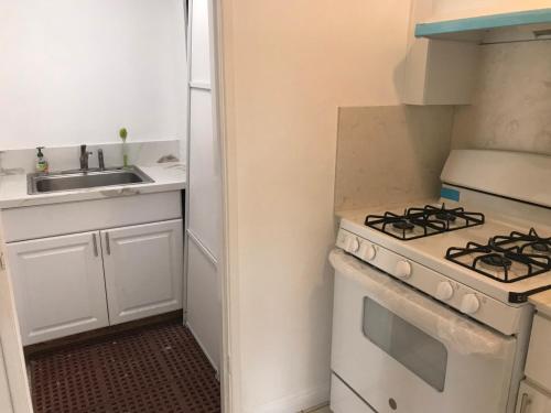 Kitchen, 3 Bedrooms Guest House, Pacific Beach, Sea World, Downtown,& 3 bus lines-3 in Bay Park