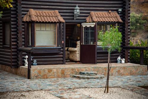 *2 bdr log house /mountains/Queen bed/fireplace