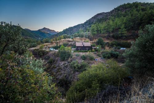 Kilátás, *2 bdr log house /mountains/Queen bed/fireplace in Gourri